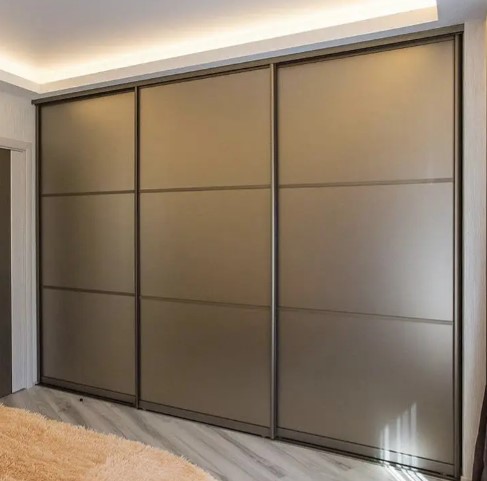 Vestavěné skříně s posuvnými dveřmi